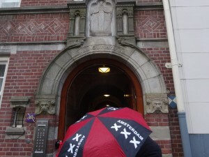 Begijnhof poort met paraplu 1024x768 300